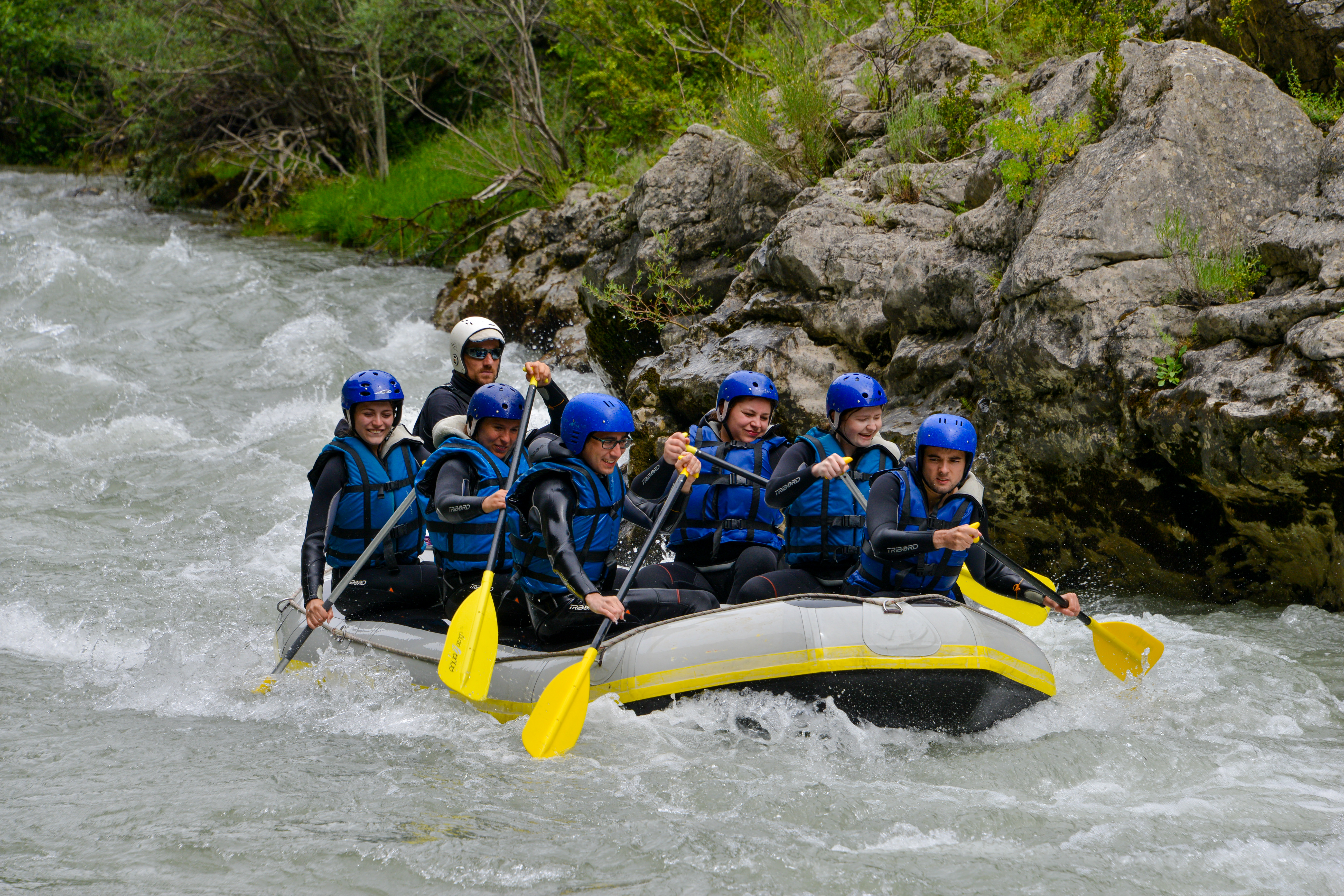Rafting étudiants faisant du rafting